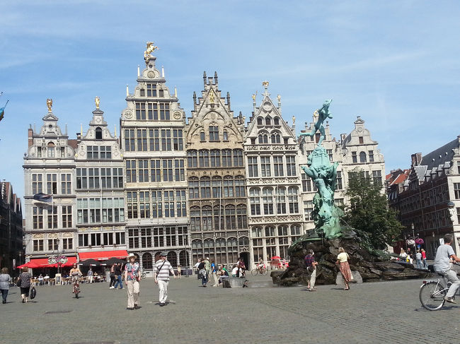 市庁舎。とにかく暑くて、日陰を求めて移動