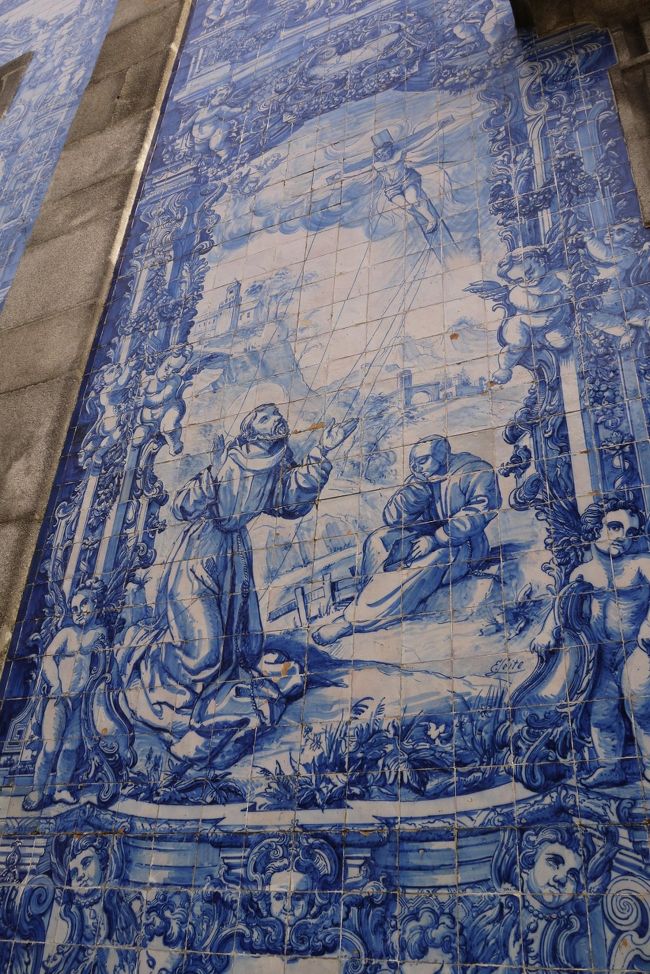 再び外に出る。<br />これは外壁のアズレージョ。