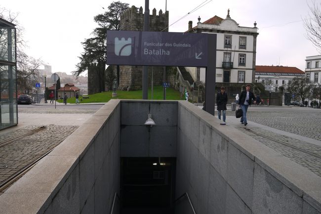 しばらく歩くと午前中に見た急斜面を降りるケーブルカーの乗り場を発見。<br />事前にケーブルカー乗り場は、地下にあると聞いていたのでここがケーブルカー乗り場だと分かったけど、知らなかったらちょっと迷ったかも。<br />