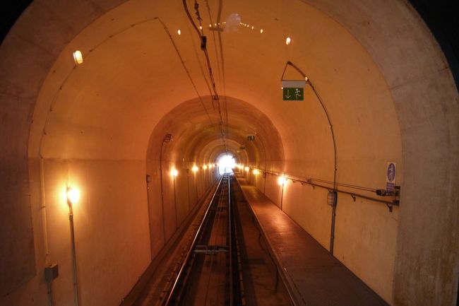 やっと動き出した！と思ったらまずはトンネル。<br />