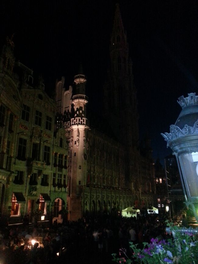 ブリュッセルへ戻ってグランプラスで食事。深夜まで賑わっています。12時になると幻想的な光の祭典がはじまりました。良く食べ良く飲み、グランプラスからすぐ横のホテルへ戻りました。