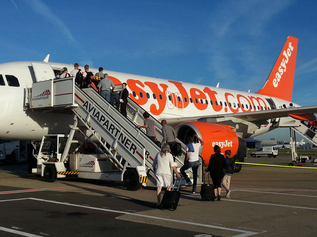 翌日、ブリュッセルの空港からニースへ移動。easyjetだからみんな手荷物持込みです。