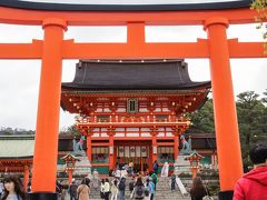 まず一日目の最初は京都駅からJR奈良線に乗って伏見稲荷へ
ここは全国の稲荷神社の総本社です。
とても有名ですね
