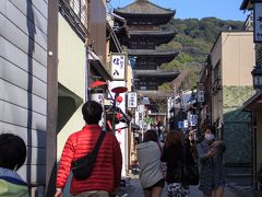 ここからは歩いて、八坂の塔、二年坂、ねねの道を通って八坂神社に向かいます