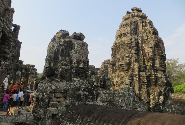 2014春、カンボジア旅行記2(32)：3月22日(3)：シェムリアップ、アンコール・トム、バイヨン寺院、中央祠堂、石塔、四面観音像、デヴァター像