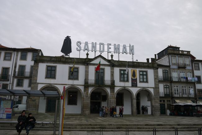 まずは1番近くにあったサンデマンに行ってみる。<br />ここは1790年にスコットランド人のジョージ・サンデマンがロンドンで創業したポートワインの老舗。<br />しかし次の英語ツアーは1時間半後の17時からとのこと。<br />予定もあるのでそんなには待てない。