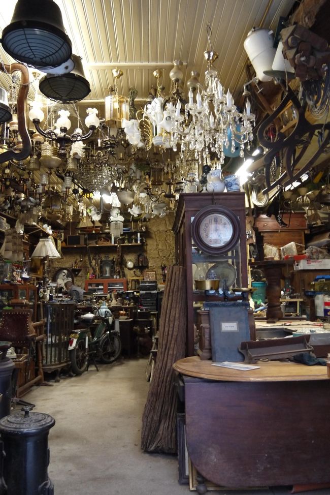 諦めずに他を当たろうと丘の上のワイナリーにも行ってみることに。<br />その途中にあったここは何かな？<br />アンティークの修理屋さんかな？