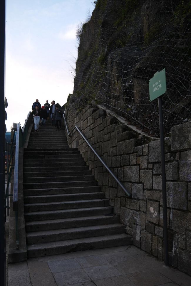 時間もあることだし、ケーブルカーではなく階段で行きましょか。<br />