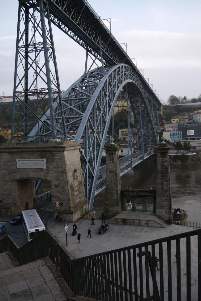 振り返ると橋が間近に見える。<br />