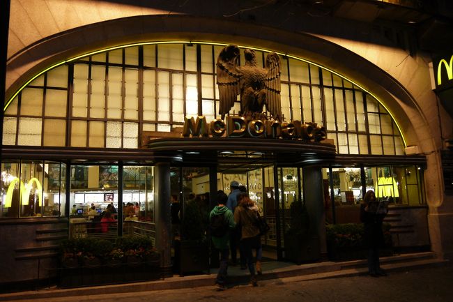 リベルダーデ広場のマクドナルド。<br />とてもマクドナルドとは思えない…。