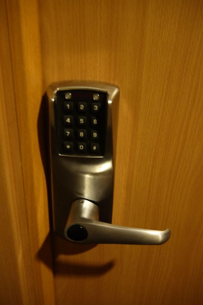 鍵はなくフロントで渡された暗証番号を入力して開けるタイプ。