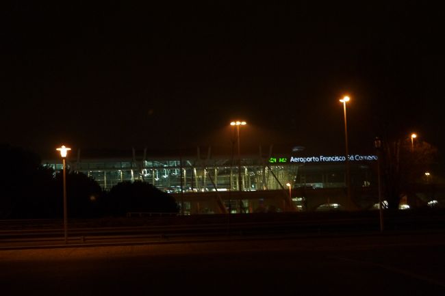 空港からホテルまではタクシーで5分程とすぐ。<br />ホテルからは空港が見える。<br />しかし、タクシーに乗って分かったけど空港からホテルまでの道は歩道の一切ない道路だった。<br />他の人の口コミによれば歩いていく道もあるみたいだけど…夜でもあり全く分からなかった。<br />