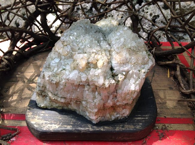 石林の壁にあるパワーストーン