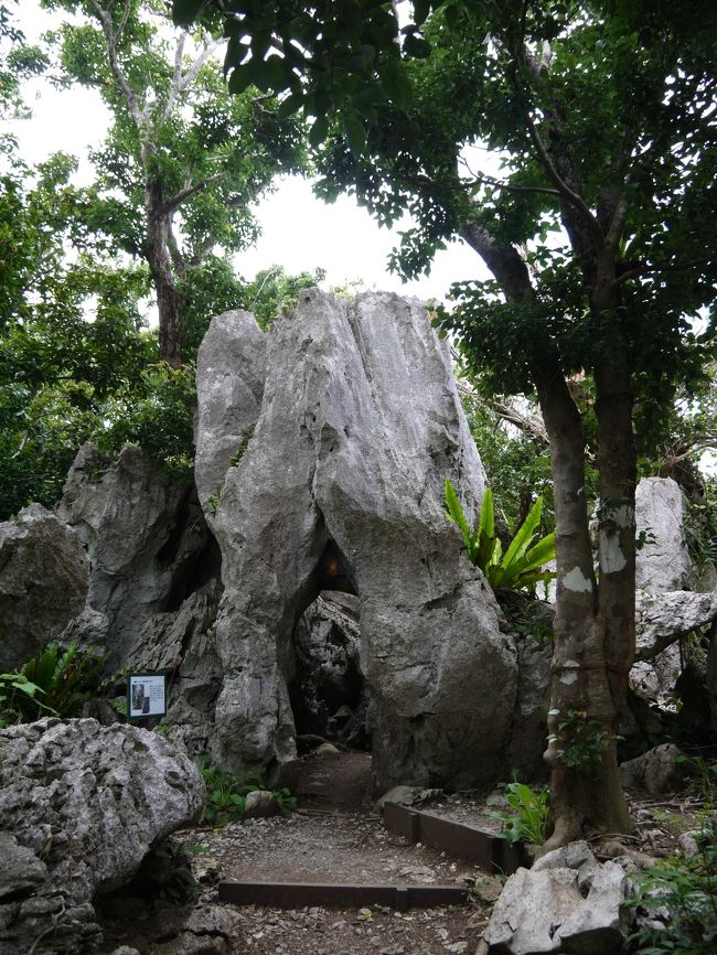 輪廻・生まれ変わりの石　3回通ると生まれ変わるといわれているそうです。