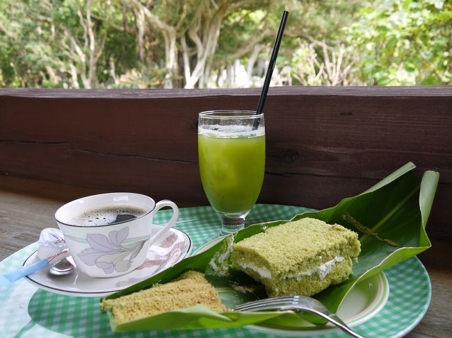 精気小屋内のアシムイカフェで35コーヒー、月桃ジュース、月桃シフォンケーキで休憩