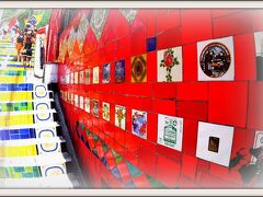 ただ単に

ひとりの芸術家が、家の前の階段に......趣味で装飾をして行くうちに.....余りにもキレイなもんだから......


いつの間にか　有名になり、観光名所になっちゃったよ.....

という場所が、この階段です。