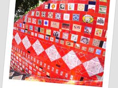 お風呂とかの水色の淡白なタイルに慣れ親しんでいる我々日本人には、ただのタイルでしょ〜と、

なかなか　【タイル＝美しい】という図式がありませんが、

スペインを始めとするラテン国家を宗主国に持つ国は、この【タイル】に物凄く思い入れがあるんです。