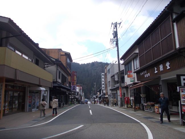 バス停からお土産屋さんが並ぶ道を通る。