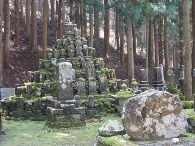 修行中に命を落とされた僧侶達を祀っているそうです。