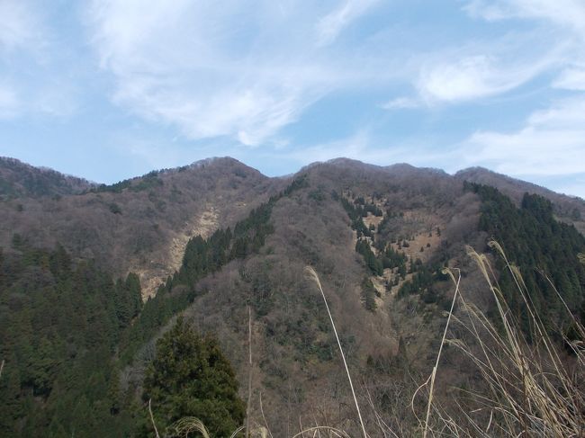 三日目は、食事を含め４連続の坐禅があり、次はどんな予定なのかと思っていたら、<br />なんとお昼から永平寺ダムまでお散歩させて頂きました。<br />気候も良く、新鮮な空気に息抜きができました。<br /><br />そこから見える山の頂上に一番最初の永平寺が建ったそうです。<br />でも高いと参拝に中々来てもらえないので<br />何度かかけて、現在今の位置にあるそうです。