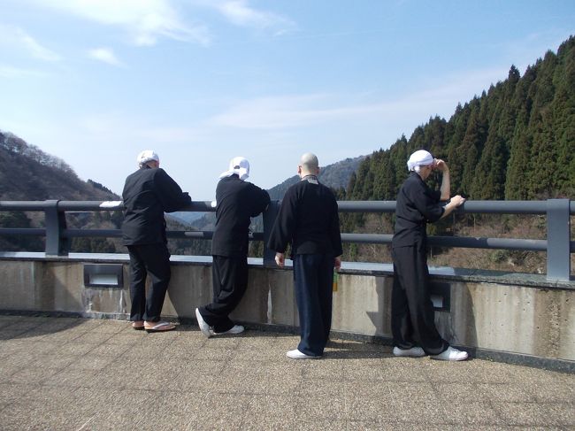 今回指導してくださった雲水さん、阿砂利さん。<br />20代半ばと皆さんお若かったです。<br />後ろ姿だから載せても大丈夫…でしょう。<br /><br />足の痛みには中々慣れなかったのですが、皆、終わるのが嫌だと言っていました。<br />とても良い体験をさせて頂きました。