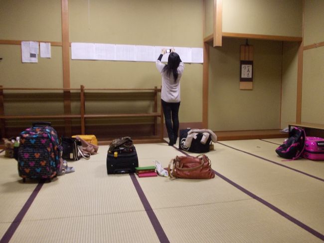 こちらのお部屋に宿泊させて頂きました。<br />（参禅者の女性。後ろ姿なので掲載させて頂きました…）<br />奥の棚の一番上には、応量器（食器）と経本しか置いてはならないそうです。<br /><br />一日目は、作法の説明と夕食とお風呂で終わりました。（多分…）<br />二日目は、3時40分に起床、早朝に坐禅、朝のお勤め、掃除、講和、夜坐禅などでした。<br />作法も覚えれず、指導されながらの食事の時間は、<br />本当に足の痛みが半端ではなかったです。<br /><br />21時になると布団を敷いて寝るはずなのですが、修学旅行？みたいに皆で笑い合っていました。<br />緩んだ時間でしたが、一人参加同士、楽しい時間も持てて良かったと思います。