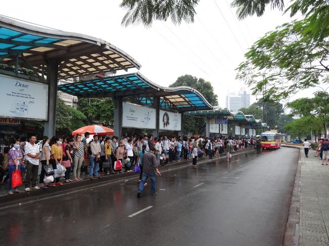 ロンビエンのバスターミナル<br /><br />市外からのバスはここで折り返しているようです。