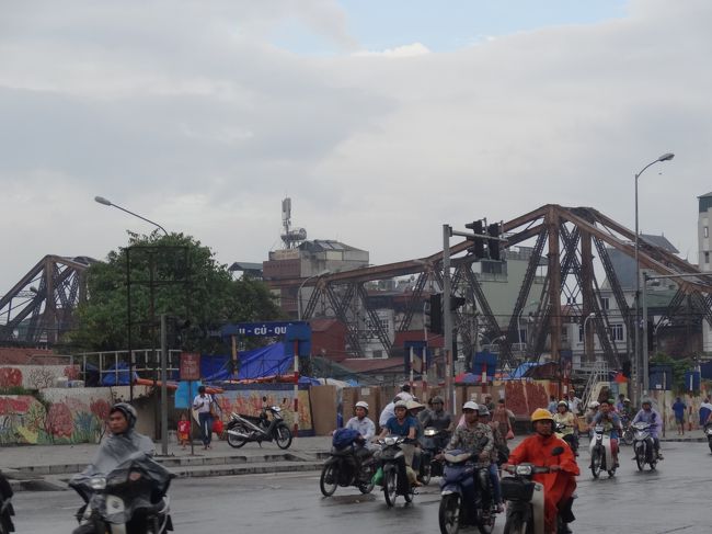 ロンビエン橋　鉄道と自動車併用橋<br /><br />なんと１９０２年の建築！<br />太平洋戦争、ベトナム戦争をくぐり抜けたツワモノ