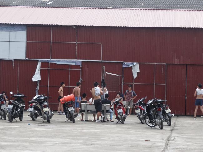 バスケットで遊ぶ人たち