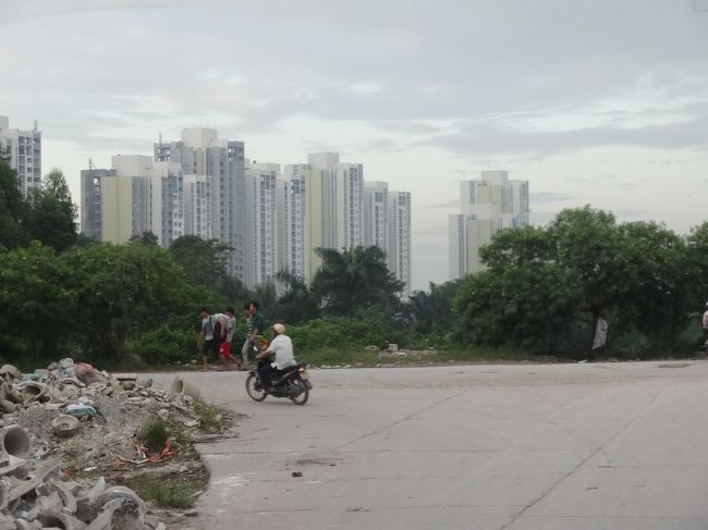 周辺の道路はまだまだ未整備ですが、急に現れた高層マンション群<br />