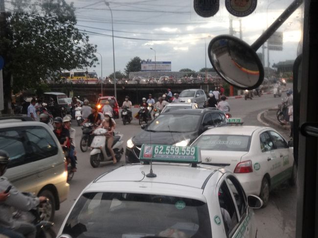 信号も車線もないため”突撃”しないと前に進めません。<br /><br />交通ルールはないようです・・・