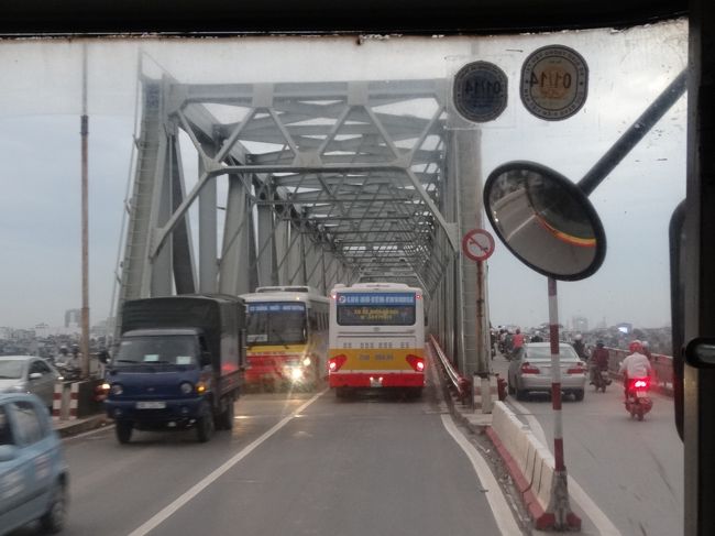 ハノイ市内入口の橋