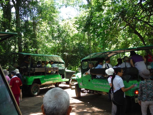 次いで、ジープに乗り継いで、坂を下っていく。