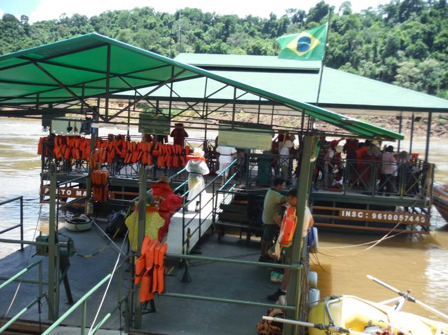 いよいよ、ここでライフジャケットを着て、ボートに乗り込む。