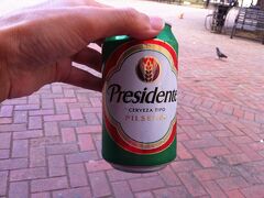 不思議な感覚で歩きながら
スーバーがあったので、ドミニカのビール「プレシデンテ」を購入して

