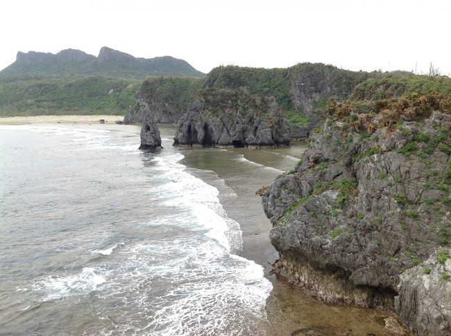 辺戸岬から大石林山を眺めます