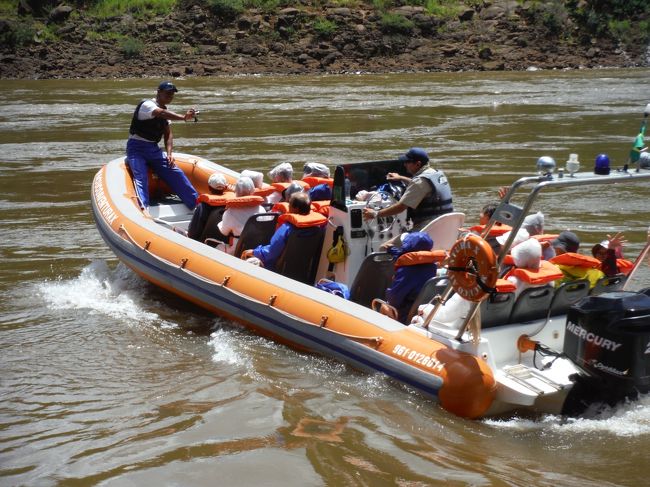 これは、我々の前を行くボートだが、こんな感じでスピードを上げていく。