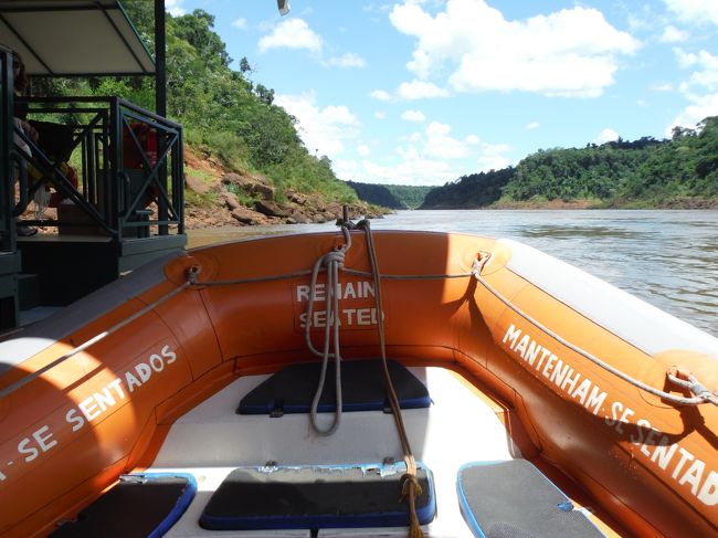 ボートの先端はこんな感じ。まわりがゴム製なので、ぶつかっても衝撃が少ないだろうなと変に安心して座る。