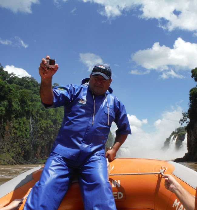 先頭にはスタッフが腰かけて、時々カメラ撮影をしている。<br />後で分かったがモニターに映った写真が有料で販売されていた。