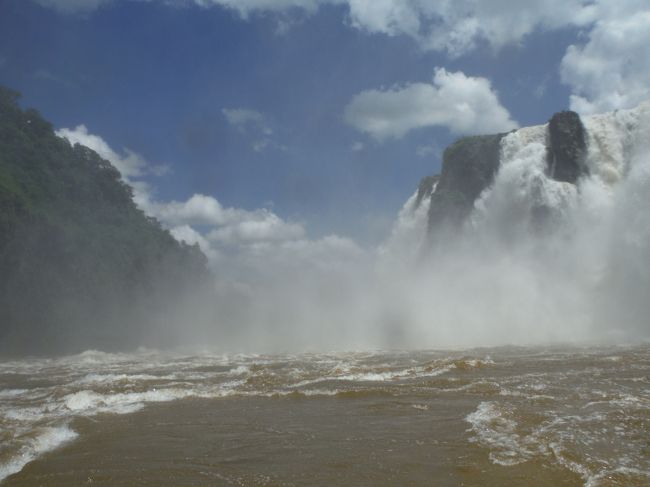 ついに滝の奥部「悪魔ののど笛」にまでやってきた。<br />さあ、いよいよボートが滝壺へと突っ込んでいく。