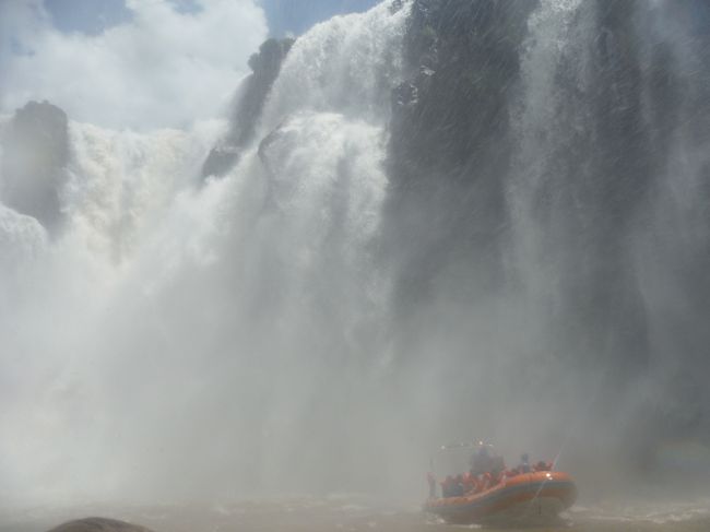 超スピートで滝壺目がけて突っ込む。