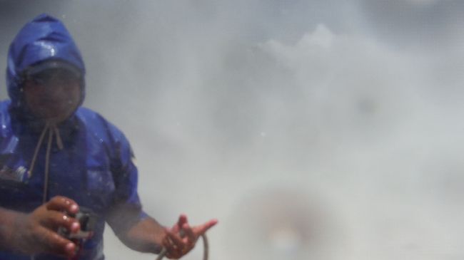 滝の中に入ったときは、一瞬息がつまりそうだ。実際まわりは水しぶきで真っ白で何も見えない。