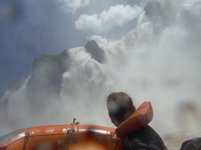ブラジルのお父さんもびしょ濡れ。<br />この子連れの三人家族は先頭に座っていたので写真が自然と私のカメラの被写体になっていた。<br />ボートを降りた後、写真を送ってくれというので、こちらのメルアドを教えたが、まだ来ていない。待っています。