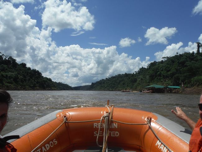 何度かの滝壺への突っ込みも終わり、興奮冷めやらぬ中、ボートは帰路に向かう。