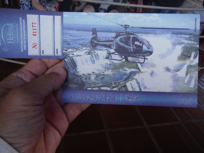 ボートサファリも興奮したが、さらにヘリコプター遊覧に挑戦した。<br />空からイグアスの滝を探検するぞ。