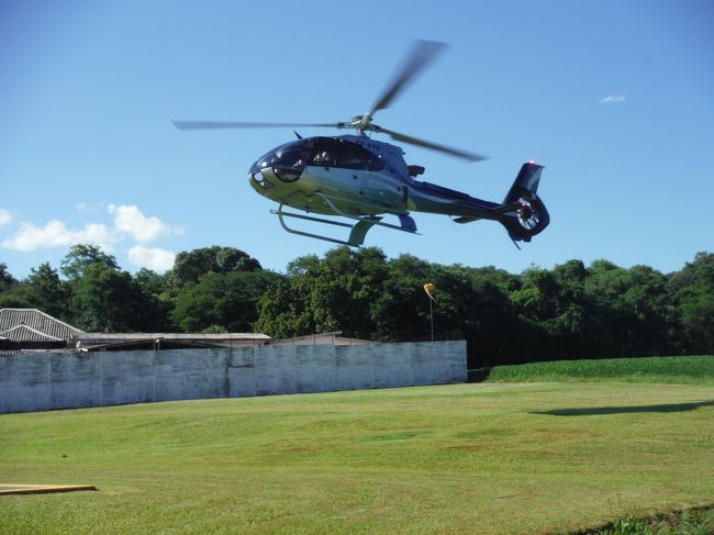 われわれを乗せるヘリがやってきた。