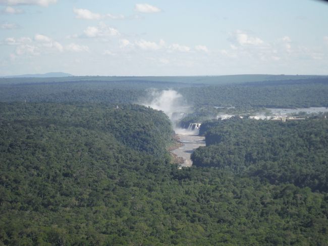 大地に大きな切り込みを入れたように水煙を上げてイグアスの滝が現れた。