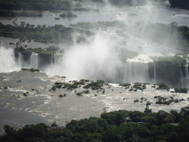 ブラジル側とアルゼンチン側の滝が一望に望める。<br />これがヘリコプターの威力だ。