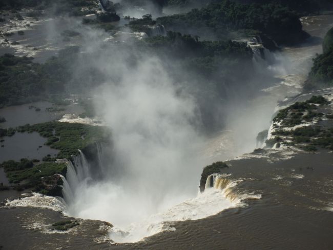 ここが滝の一番奥にある悪魔ののど笛だ。U字形に陥没しているのが分かる。上空からならではのすごい迫力だ。