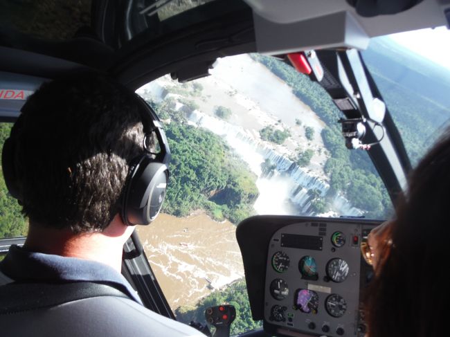 ヘリコプターは、滝の上を右に旋回し、次いで左に旋回した。滝上空にいる滞空時間は短く感じた。<br /><br />料金は米ドルで110ドルとかなり高かったが、もう2度来ることもないだろうと奮発した。しかし充分、乗っただけの価値はあった。